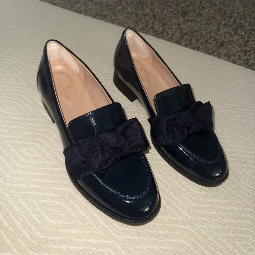 Bandolino Navy blue patent leather loafers with bow - Picture 6 of 9